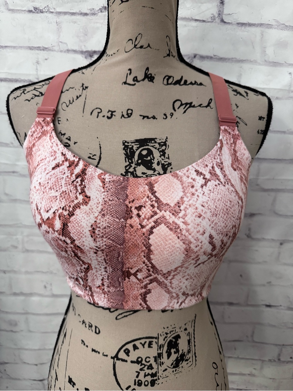 Victoria’s Secret On Point Incredible Sports Bra 34DD Pink Snakeskin High Impact
